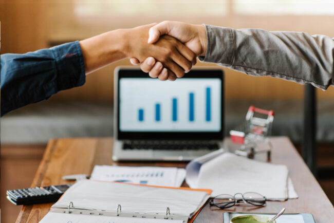 maos-cortadas-de-mulheres-de-negocios-apertando-as-maos-no-escritorio