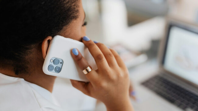 empresa condenada por acionar empregada durante licença médica