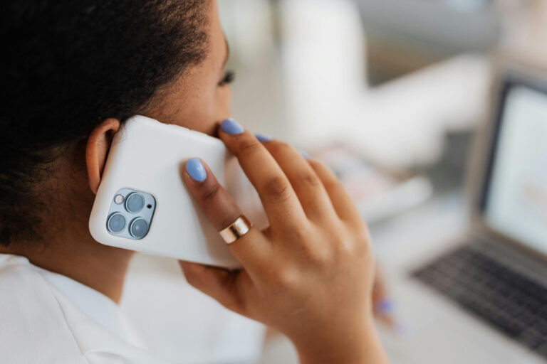 empresa condenada por acionar empregada durante licença médica